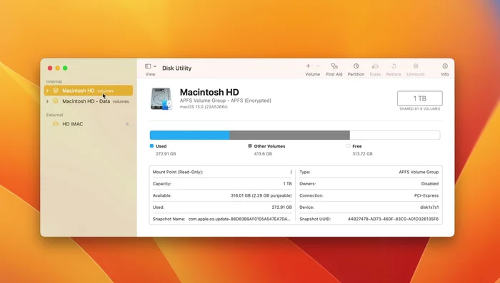 Seleccionar el disco duro externo: En la Utilidad de Discos, identificar y seleccionar el disco duro externo en la lista de dispositivos.