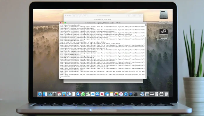 Espera a que la segunda limpieza de caché termine. Esto puede tardar varios minutos (en el vídeo se muestra que tarda aproximadamente 2 minutos). No cierres la Terminal hasta que veas el nombre de tu equipo y usuario al final.