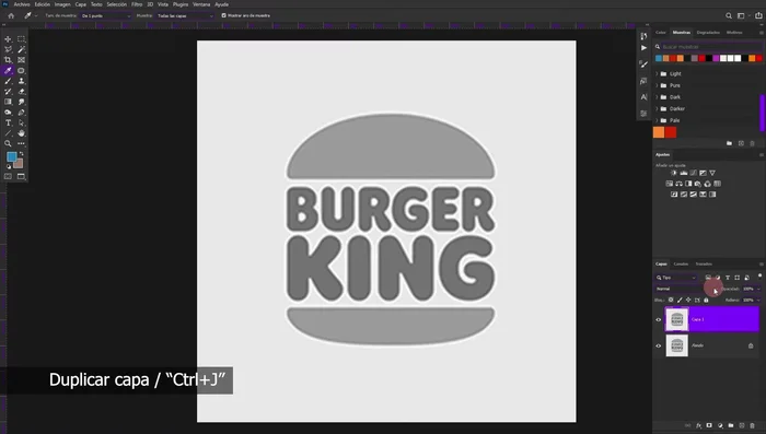 Utilizar modos de fusión de capas (como 'Sobreexponer') para oscurecer el logo hasta obtener un negro sólido. Duplicar capas según sea necesario.