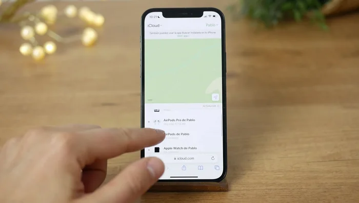 Localizar y actuar (iPhone): Podrás ver la ubicación del iPhone y elegir entre emitir un sonido, marcarlo como perdido (bloqueo y mensaje de contacto), o borrar el dispositivo (opción radical pero segura).