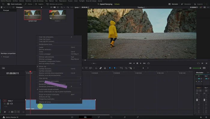 Selecciona "Mostrar controles de procesamiento" (o usa el atajo Ctrl+R). Aparecerán flechas azules en el clip.