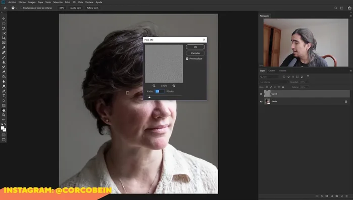 Aplicar el filtro "Desenfoque Gaussiano" (Filtro > Desenfocar > Desenfoque Gaussiano) con un radio bajo, aumentando gradualmente hasta lograr un suavizado de la piel sin que se vea artificial. El objetivo es mantener los poros visibles, pero eliminar las arrugas.