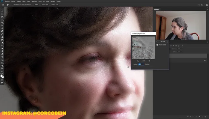 Aplicar el filtro "Desenfoque Gaussiano" (Filtro > Desenfocar > Desenfoque Gaussiano) con un radio bajo, aumentando gradualmente hasta lograr un suavizado de la piel sin que se vea artificial. El objetivo es mantener los poros visibles, pero eliminar las arrugas.