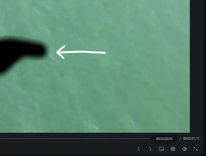 Oculta momentáneamente el clip inferior para ver el hueco.