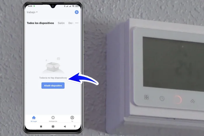 Abre la app Smart Life. Pulsa el signo '+' (arriba a la derecha) o el cuadro azul central. Selecciona 'Otros' y luego 'Conector WiFi'.