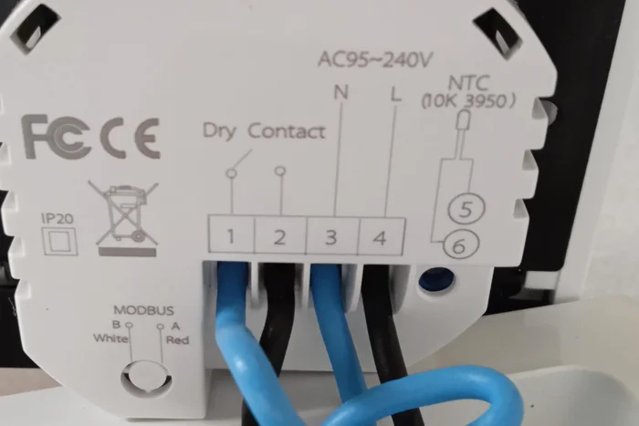 Conecta los 4 cables de tu caldera al termostato. Los cables de contacto libre de tensión van a las entradas 1 y 2 (actuando como interruptor). La alimentación (220V, normalmente de la caldera o enchufe cercano) a las entradas 3 y 4. La pantalla debe iluminarse al conectar la alimentación.