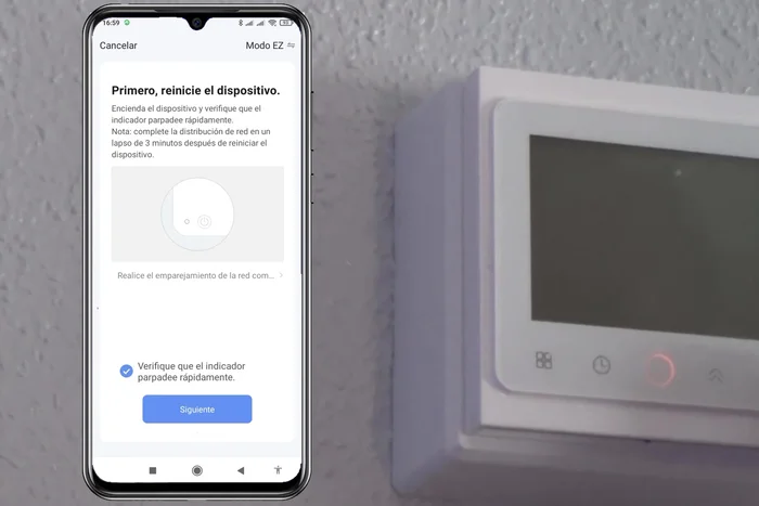 Apaga el termostato. Mantén presionado el botón de la flecha hacia abajo durante 8 segundos hasta que la pantalla parpadee en blanco.