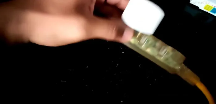 Espera a que la luz del enchufe parpadee, indicando que está en modo de emparejamiento.