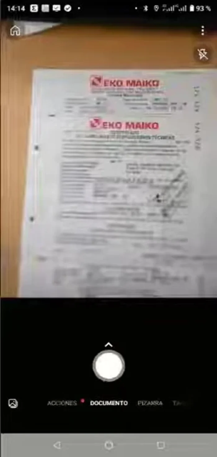 Escanear el documento fotografiándolo. La aplicación mostrará automáticamente los límites del documento con líneas rojas.