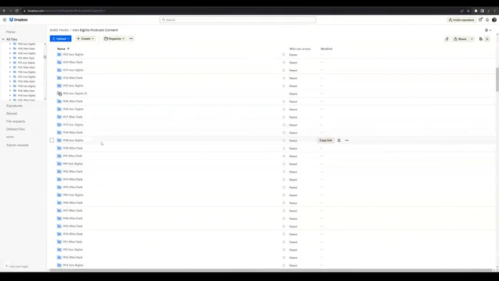 Identifica las carpetas en gris (archivos eliminados). Las carpetas azules contienen archivos existentes.