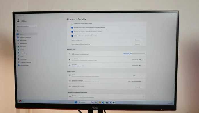 Ajustar resolución, escala y tasa de refresco individualmente para cada pantalla en la configuración de Windows.