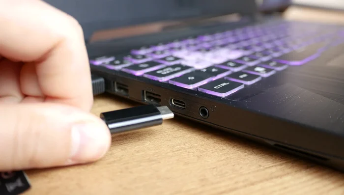 Conectar un extremo del cable a cada monitor y el otro extremo al portátil (repetir para ambos monitores).