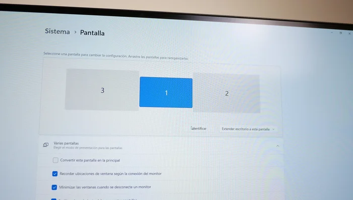 Organizar los rectángulos en la configuración de Windows según la ubicación física de los monitores (portátil en el centro, monitor 2 a la derecha, monitor 3 a la izquierda).