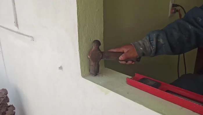 Aplicar soldadura 6013 con electrodo de 1/8" (usando 65 amperios de la máquina Weston).