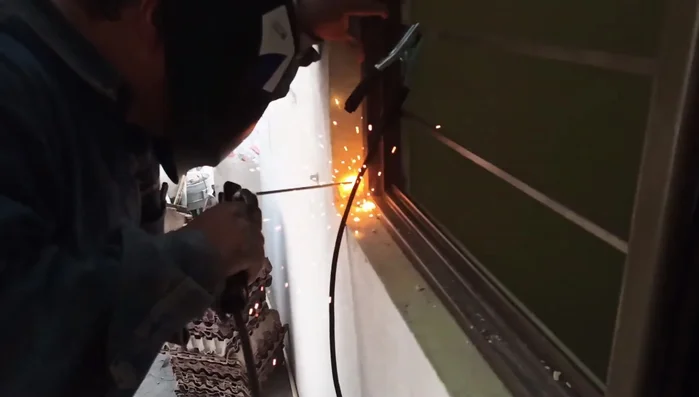 Aplicar soldadura 6013 con electrodo de 1/8" (usando 65 amperios de la máquina Weston).