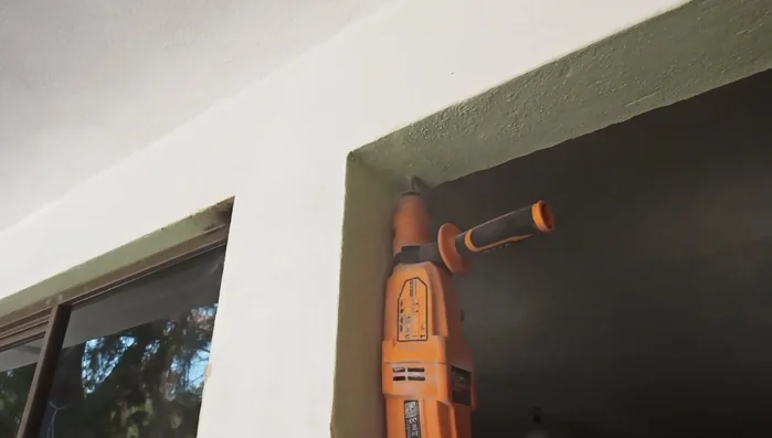 Ajustar el perfil para que el zócalo quede perfectamente alineado.