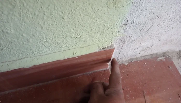 Ajustar el perfil para que el zócalo quede perfectamente alineado.