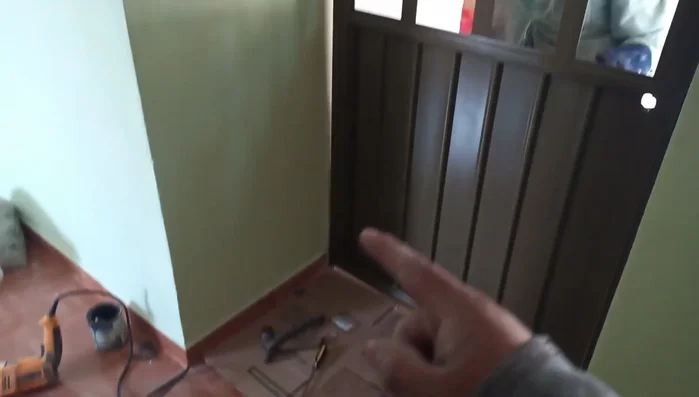 Proteger el suelo con cartón para evitar daños.