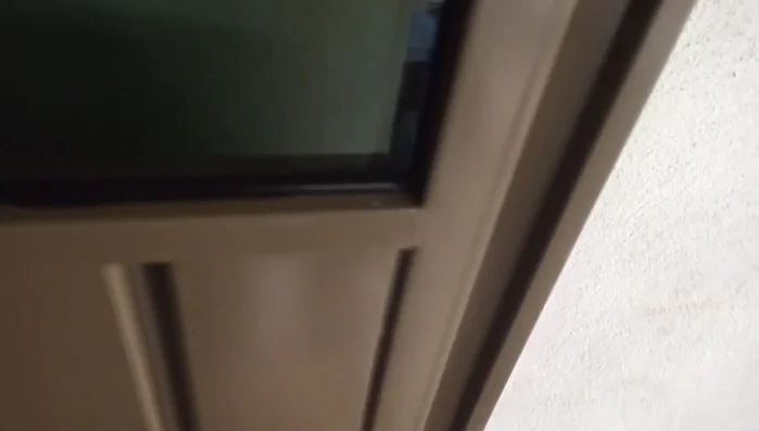 Soldar la parte inferior de la puerta por dentro y fuera, haciendo perforaciones en la unión.