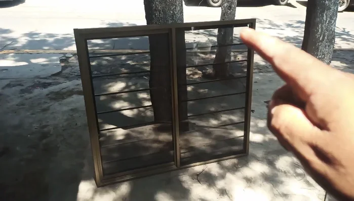 Proteger el suelo con cartón para evitar daños.