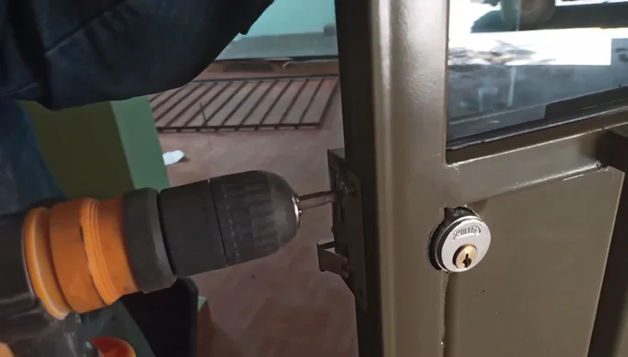 Colocar tornillos de media pulgada y uno de 1/4" en el canto de la puerta.