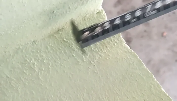 Proteger el suelo con cartón para evitar daños.