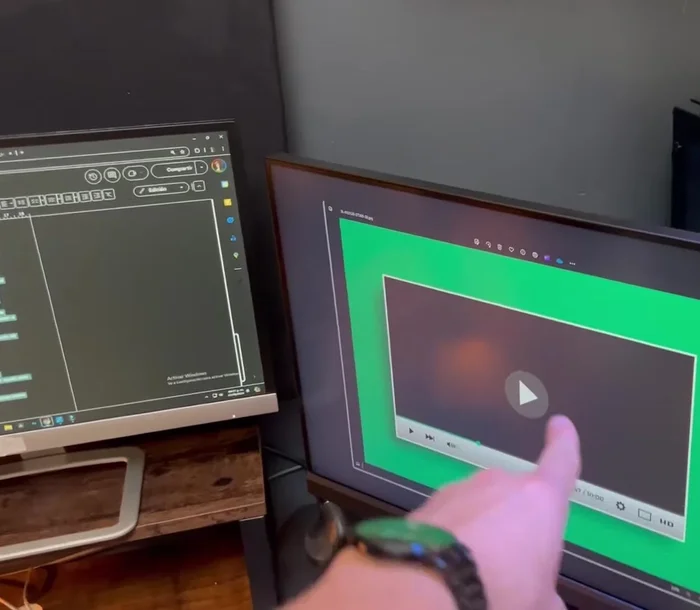 Para la transición a la computadora, grabar un vídeo acercándose al monitor con una trayectoria semicircular, encuadrando bien el frame inicial.