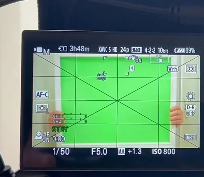 Importar el material a Filmora, arrastrarlo a la línea de tiempo y usar la herramienta 'clave de chroma' para eliminar el fondo verde.