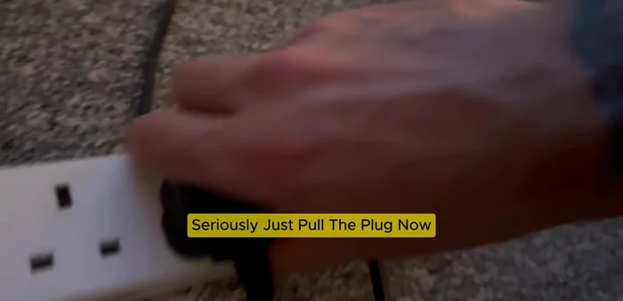 Deja el televisor desenchufado durante un minuto más.