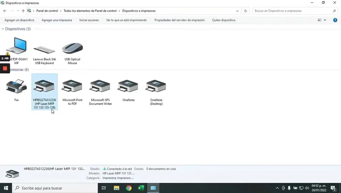 Obtener la dirección MAC de la impresora usando el comando `ipconfig /all` en el símbolo del sistema (CMD). Buscar la impresora en la lista de adaptadores.