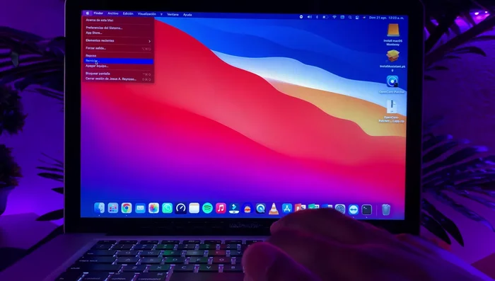 Seleccionar el instalador de macOS Monterey desde la unidad externa y proceder con la instalación.
