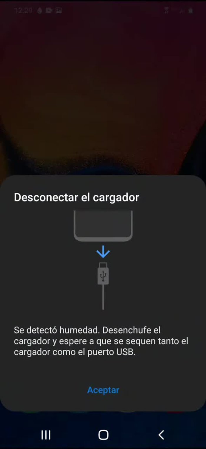 Conectar y desconectar el cargador. Esto a veces detecta la humedad y la notificación desaparece.