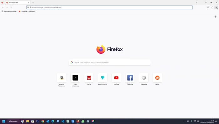 Selecciona "Ajustes" o "Preferencias".