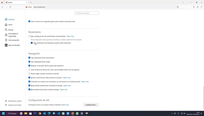 Localiza la opción "Usar aceleración de hardware cuando esté disponible".