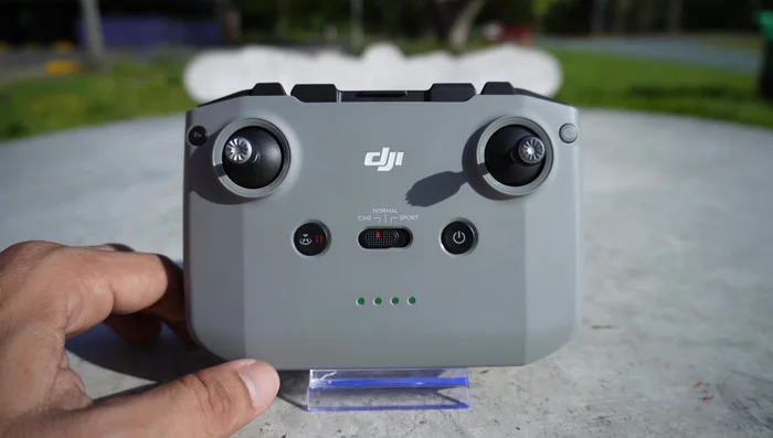 Enciende el control remoto: Presiona el botón de encendido una vez para revisar la carga, o mantén presionado por 2 segundos para encenderlo/apagarlo.