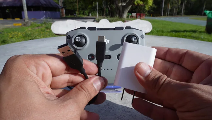 Carga la batería: Conecta el adaptador USB al puerto USB-C del control remoto. La carga completa toma aproximadamente 4 horas.