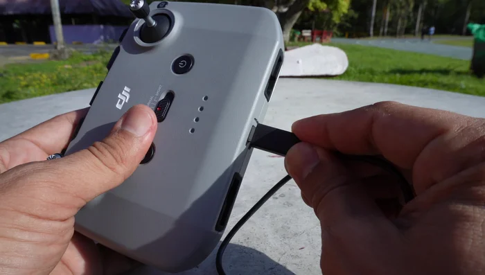 Dial del estabilizador: Controla la inclinación del estabilizador. Mantén presionado el botón FN para usar el dial como control de zoom.