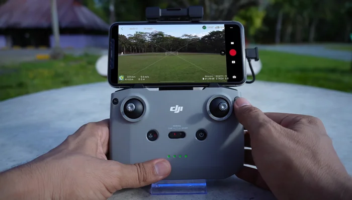 Dial del estabilizador: Controla la inclinación del estabilizador. Mantén presionado el botón FN para usar el dial como control de zoom.