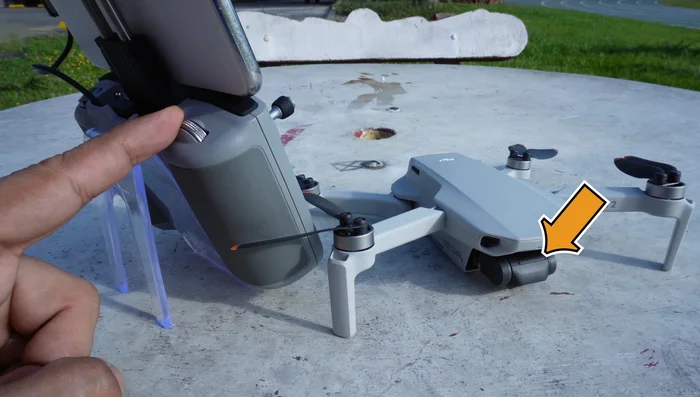 Dial del estabilizador: Controla la inclinación del estabilizador. Mantén presionado el botón FN para usar el dial como control de zoom.