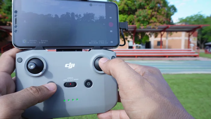 Pausa de vuelo y retorno al punto de origen: Presiona una vez para pausar, mantén presionado para activar el retorno (cancela con otra pulsación).