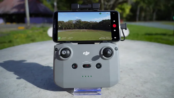 Selecciona el modo de control (1, 2, 3 o personalizado) en la app. Cada modo asigna diferentes funciones a los movimientos de las palancas.