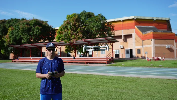 Selecciona el modo de control (1, 2, 3 o personalizado) en la app. Cada modo asigna diferentes funciones a los movimientos de las palancas.