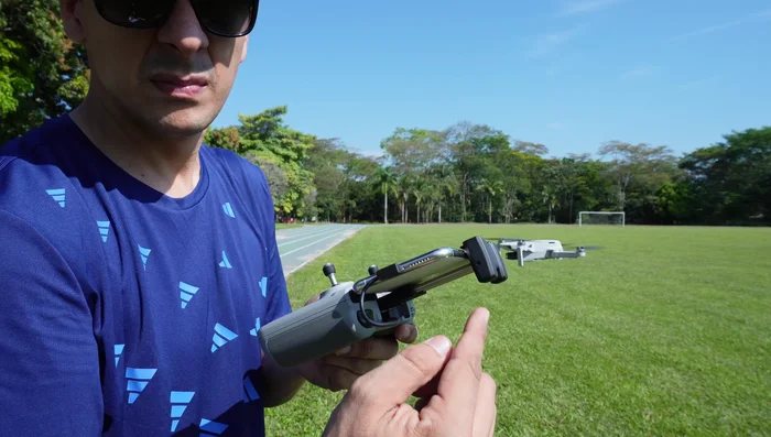 Posicionamiento de las antenas para una mejor señal: Orienta las antenas hacia arriba cuando el dron está sobre ti, y hacia adelante cuando está frente a ti.