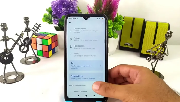 Configurar tu voz en el Asistente de Google para que te reconozca.