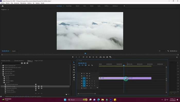Superpone uno de los clips sobre el otro, asegurándote que ambos se solapen al menos por un par de segundos.