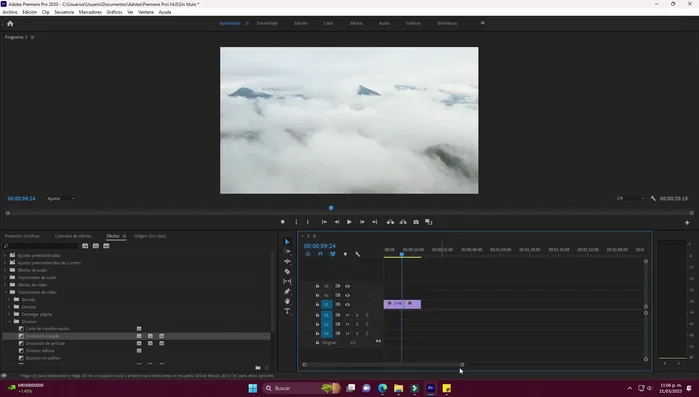 Arrastra la transición a la línea de tiempo entre los clips.