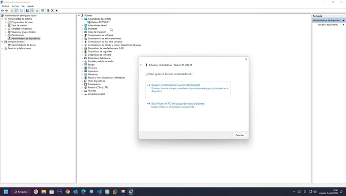 Elige 'Buscar controladores automáticamente'. Windows buscará e instalará la actualización si la encuentra.
