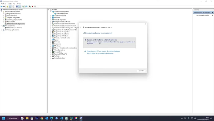 Elige 'Buscar controladores automáticamente'. Windows buscará e instalará la actualización si la encuentra.
