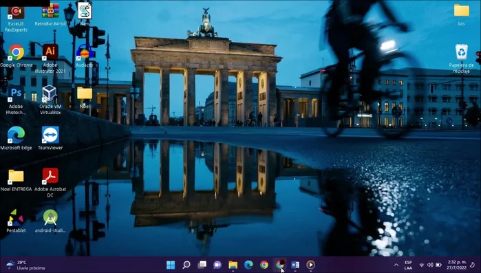 En la esquina superior izquierda, hacer clic en las tres líneas horizontales o buscar "Configuración" en el menú de la izquierda.