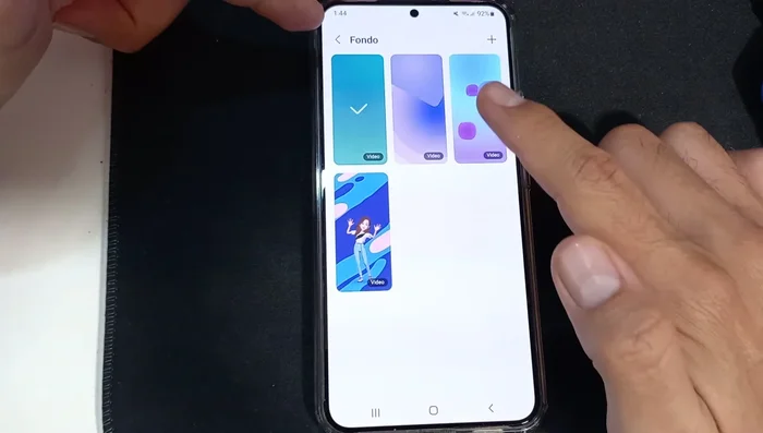 Elige un fondo predefinido o pulsa el icono del "+" para seleccionar un vídeo de tu galería.